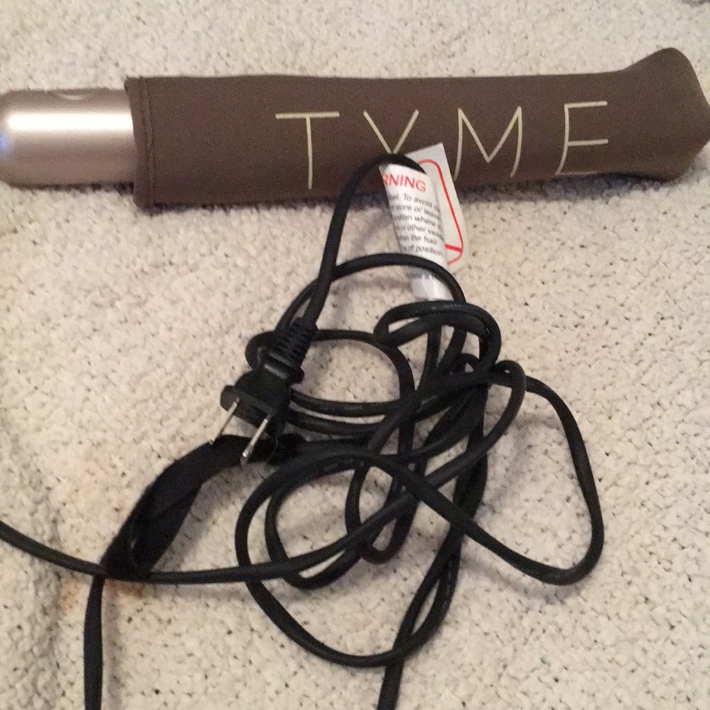 NWOT Rose Gold Tyme Straightener